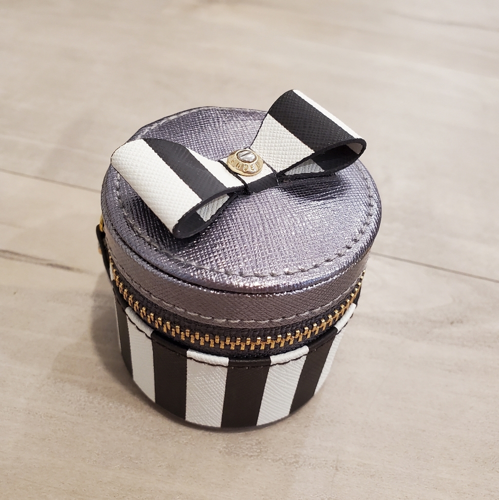NEW Henri Bendel mini ring box with Tag